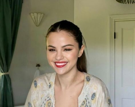 Leg Warmers Outfit, Selena Gomez Hair, Selena Gomez Wallpaper, Selena Gomez Album, Round Face Makeup, Face Smile, Selena Gomez Cute, Selena Gomez Pictures, Selena G