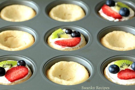 Cookie Fruit Cups, Sugar Cookie Fruit Cups, Fruit Pizza Cups, Pizza Halloween, Fruit Pizza Bar, Fruit Pizzas, Fruit Pizza Designs, Fruit Pizza Sugar Cookie Recipe, Fruit Sugar Cookies