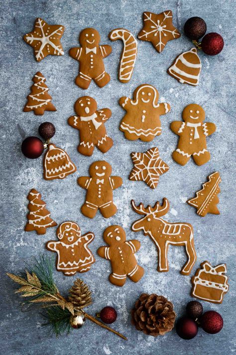 Easy Gingerbread Cookie Recipe, Gingerbread Cookies Decorated, Christmas Biscuits, Ginger Bread Cookies Recipe, Gingerbread Decorations, Gingerbread Man Cookies, Ginger Cookies, Xmas Cookies, Christmas Sugar Cookies