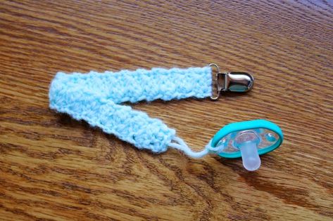 Crochet Pattern Pacifier Holder, Pacifier Clip Diy Crochet, Crocheted Pacifier Holder, Crochet Pacifier Holder Pattern Free, Crochet Dummy Clips Free Pattern, Crochet Pacifier Clip Pattern Free, Baby Things To Make, Pacifier Holder Pattern, Pacifier Clip Diy