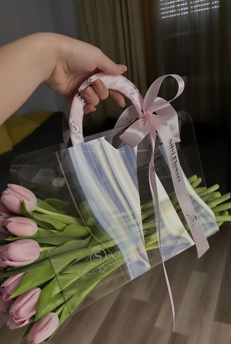 Satin Flowers Diy, Hadiah Diy, Bouquet Bag, Bff Gifts Diy, Creative Gift Wraps, Flower Box Gift, Flower Business, Flower Gift Ideas, Flowers Bouquet Gift