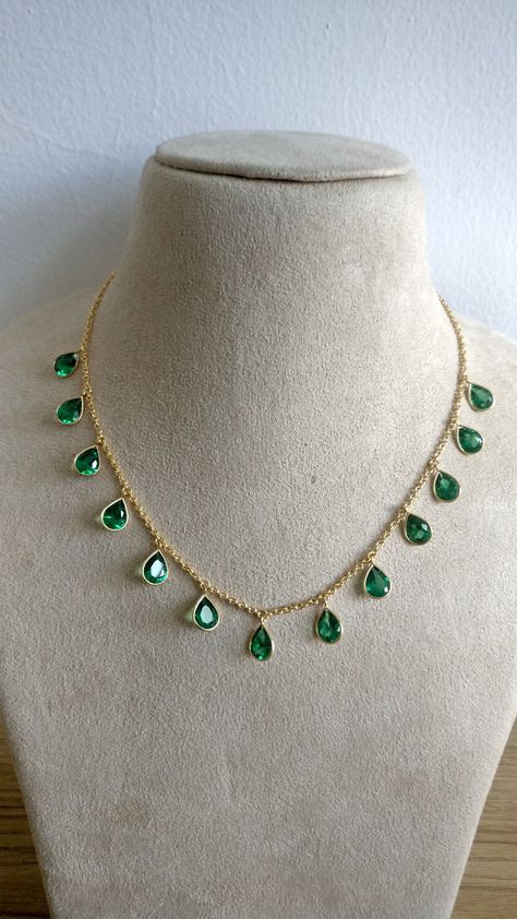 Emrald Jewelry Necklaces, Simple Green Necklace, Nackles Design Simple, Beads Chains Designs, Pacchala Haram, Assamese Jewellery, Green Necklace Set, Emerald Necklaces, Neck Necklace