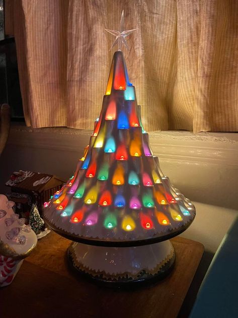 A "Minx" Atomic Tree Evergleam Christmas Tree, Lava Tree, Atomic Christmas, Ceramic Trees, Christmas Ceramics, Vintage Ceramic Christmas Tree, Retro Christmas Decorations, Sparkling Christmas, Ceramic Tree