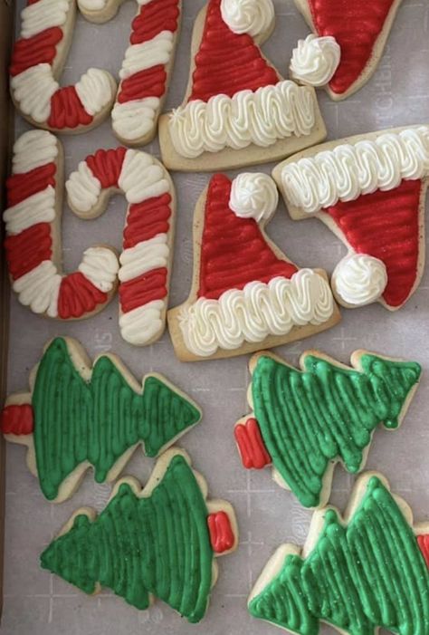 Cutout Cookies Decorated, Christmas Sugar Cookie Designs, Buttercream Frosting Cookies, Fancy Sugar Cookies, Decorated Christmas Cookies, Christmas Cutout Cookies, Christmas Sugar Cookies Decorated, Buttercream Decorating, Christmas Cutouts