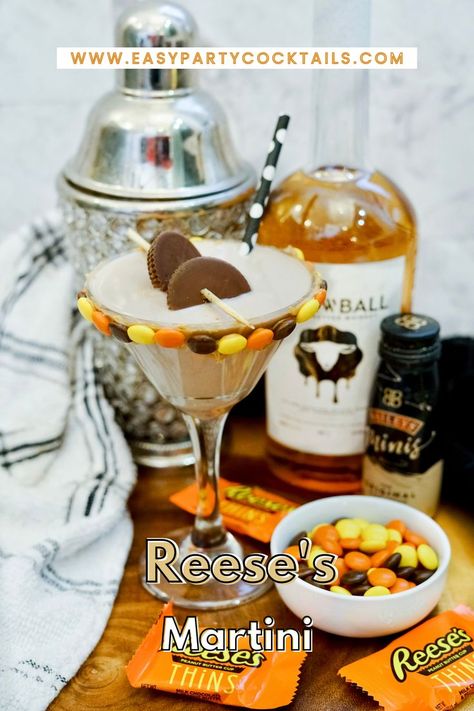 Reese’s Peanut Butter Martini Peanut Butter Martini, Peanut Butter Cup Cocktail, Peanut Butter Whiskey, Cocktail Punch, Whiskey Chocolate, Fruity Alcohol Drinks, Boozy Popsicles, Reese's Pieces, I Need A Drink