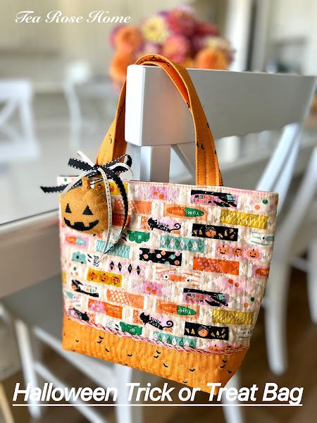 Tea Rose Home: Halloween Trick or Treat Bag Tutorial Diy Halloween Trick Or Treat Bags, Halloween Bags Diy, Sewn Bags, Halloween Sewing, Quilted Bags, Mug Rug Patterns, Fall Sewing, Creative Sewing, Diy Bags Purses