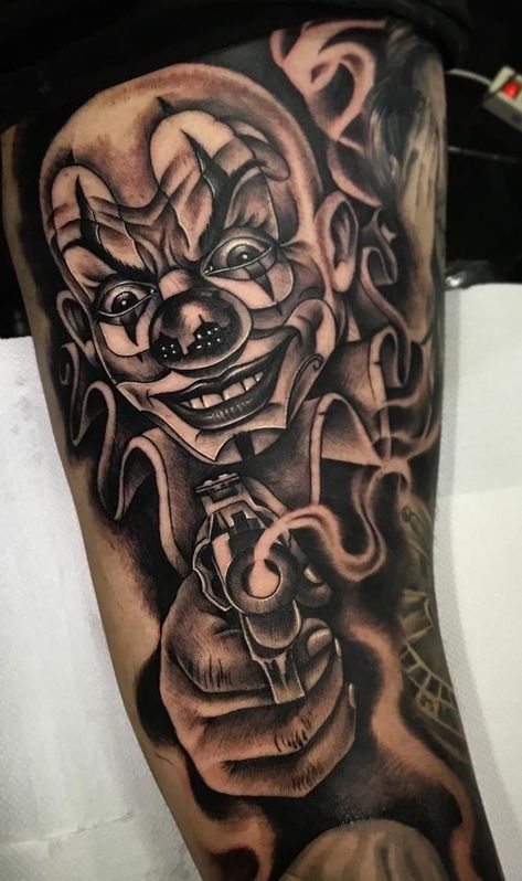 Evil Clown Tattoos, Gangster Tattoo, Chicanas Tattoo, Art Chicano, Chicano Tattoos Sleeve, Realistic Tattoo Sleeve, Skull Sleeve Tattoos, Gangsta Tattoos, Clown Tattoo