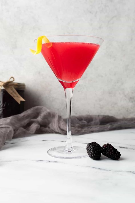 Blackberry Martini Recipe, Blackberry Liqueur Recipes, Christmas Martini Recipes, Peach Martini, Fruity Cocktail Recipes, Cocktails Made With Vodka, Lemon Martini, Vodka Lemon, Blackberry Lemon