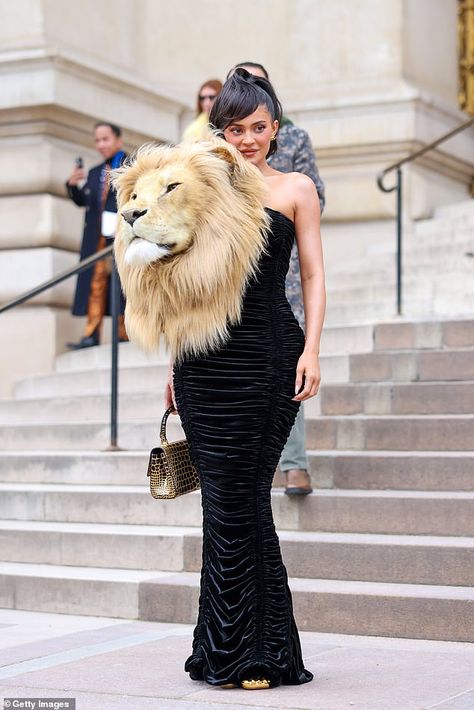 Kylie Jeener, Kylie Jenner Paparazzi, Kylie Jenner Mom, Sultry Eye Makeup, Daniel Roseberry, Kylie Jenner Dress, Schiaparelli Dress, Lion Dress, Sultry Makeup