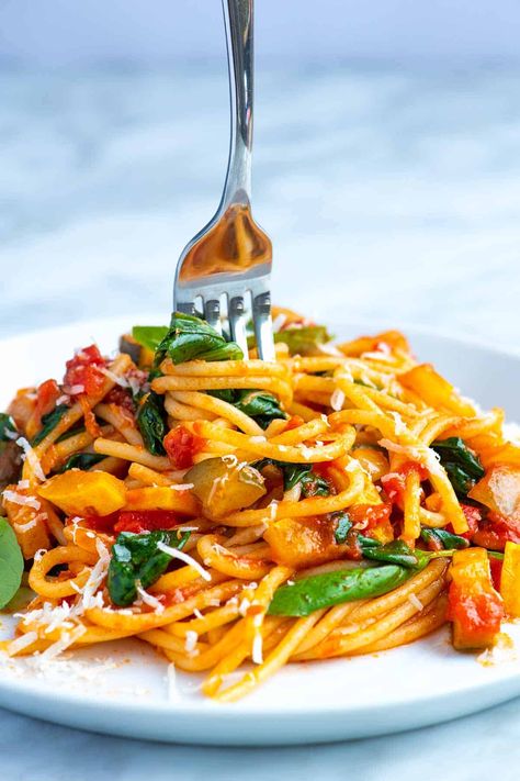 Fresh and Easy Veggie Spaghetti Recipe Easy Vegetable Pasta, Veggie Pasta Recipes, Vegetable Pasta Recipes, Veggie Spaghetti, Pasta Calories, Vegetable Spaghetti, Easy Tomato Sauce, Vegetarian Pasta Recipes, Easy Veggie