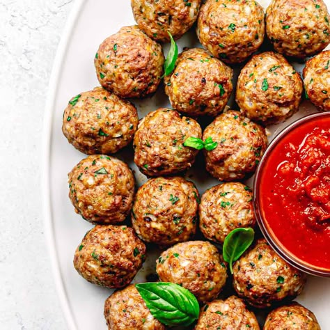 Ground Beef Italian Meatballs Healthy Beef Meatballs, Beef Balls Recipe, Healthy Meatball Recipe, Ground Beef Meatballs, Ground Beef Breakfast, Spaghetti With Ground Beef, Healthy Italian Recipes, Italian Meatballs Recipe, Ground Beef Pasta