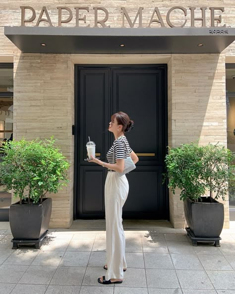 Korean Sandals Outfit, Simple Chic Outfits Minimal Classic, Simple Chic Outfits, Semi Formal Mujer, Styles Korean, Outfits Minimal, Classy Street Style, Campus Outfit, Korean Summer Outfits