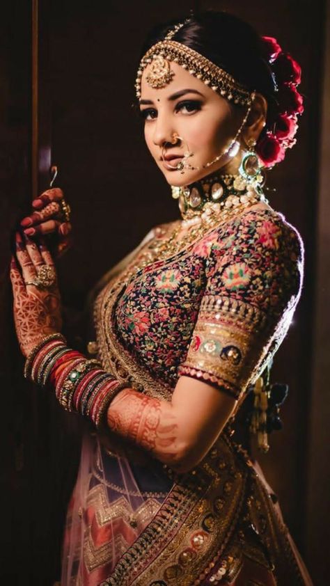 Bride Photography Ideas, Bridal Photoshoot Poses, Bridal Photography Ideas, Makeup Poses, Makeup Traditional, Bride Portrait Photography, Photoshoot Poses Ideas, Wedding Poses For Bride, Poses For Bride