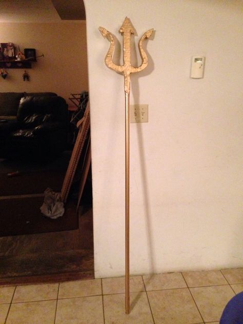 King triton trident ... Old broom handle and cardboard with masking tape ... Painted with metallic gold King Triton Trident, King Triton Costume, Aquaman Party, Mermaid Props, The Little Mermaid Musical, Little Mermaid Musical, Ursula Costume, King Triton, Mermaid Costumes