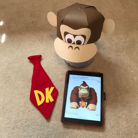 Use paper baseball hat pattern to make hat. Tie is made from felt. Diy Donkey Kong Costume, Mario Party Costume, Donkey Kong Costume, Diy Donkey, Mario Trunk Or Treat, Paper Hat Diy, Mario Costumes, Mario Bros Costume, Mario Halloween