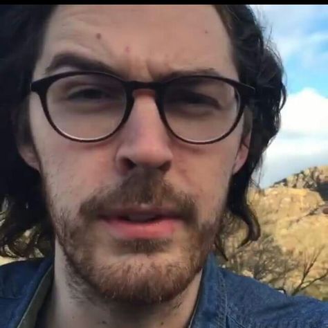 Hozier being adorable. Bog Man, Nerd Glasses, Hozier, Irish Men, Your Boyfriend, Good Vibes Only, Male Beauty, Music Is Life, Reaction Pictures