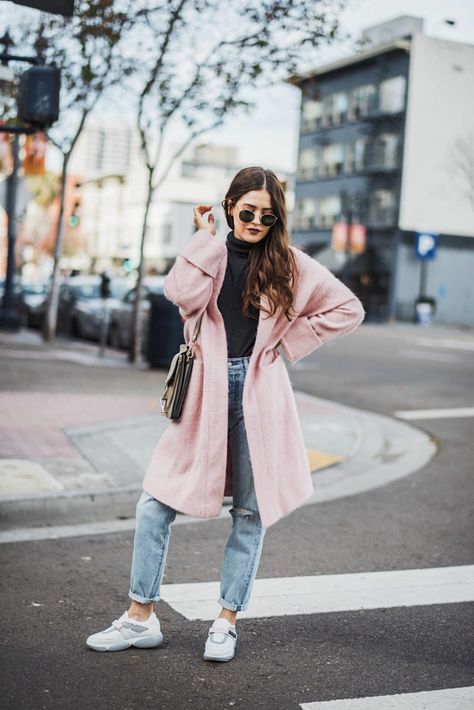 Walking on Clouds On Cloud Shoes Outfit With Jeans, On Cloud Outfit, Cloud Shoes Outfit, On Cloud Shoes Outfit, Cloud Outfit, New York In December, Paola Alberdi, On Cloud Shoes, Outfit With Jeans