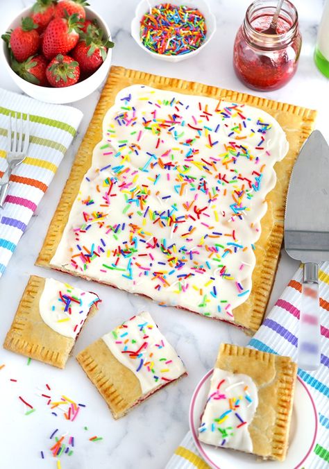 Giant Strawberry Pop Tart Giant Pop Tart Recipe, Big Pop Tart, Large Pop Tart, Giant Pop Tart, Pop Tart Bars, Poptart Cake, Giant Poptart, Giant Desserts, Pop Tart Pie