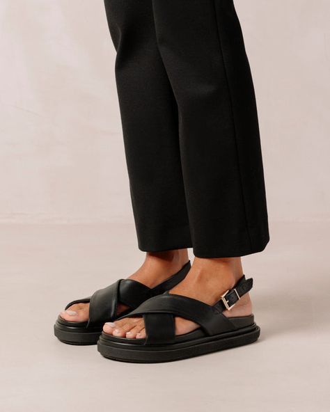 Cross Strap Sandals, Simple Sandals, Fall Lookbook, Sustainable Leather, Slingback Flats, Total Black, Black Shade, Black Leather Sandals, Leggings Kids