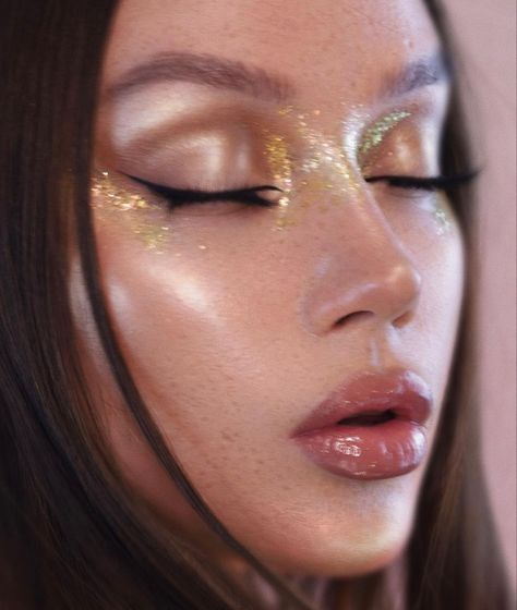 Cute Christmas Makeup Looks, Cute Christmas Makeup, Christmas Makeup Looks, Gold Glitter Makeup, Artsy Makeup, Goddess Makeup, Gold Makeup Looks, Glitter Makeup Looks, Gold Eye Makeup