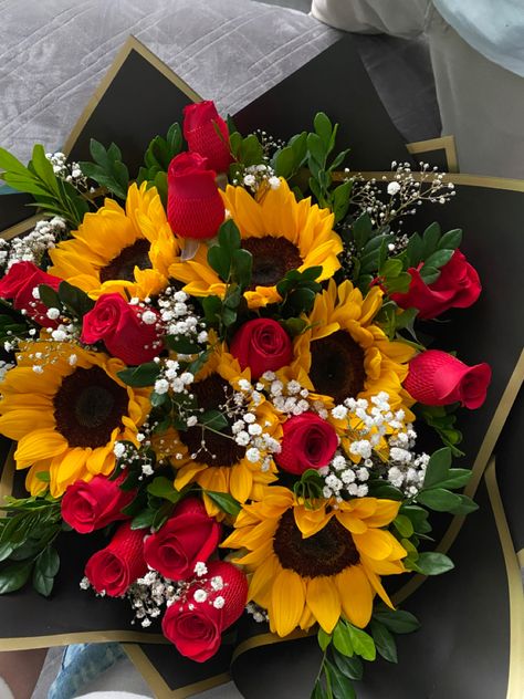 Red And Yellow Bouquet, Sunflower Quinceanera Theme, Sunflower And Roses Bouquet, Sunflower And Rose Bouquet, Flower Bouquet Sunflower, Sunflowers And Roses, Luxury Flower Bouquets, Sunflowers And Daisies, Sunflower Bouquet