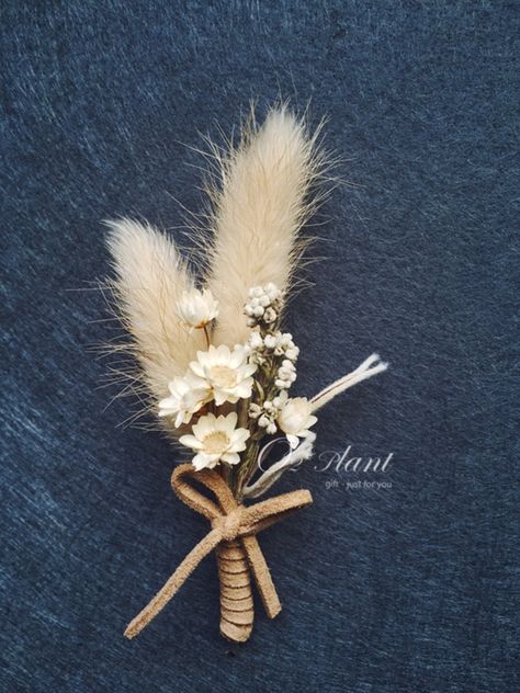 Diy Dried Flower Boutonniere, Wedding Bucket, Rusting Wedding, Bridal Car, Minimal Wedding Dress, Rustic Boutonniere, Dried Flowers Wedding, Wedding Bouquets Bride, Hippie Wedding