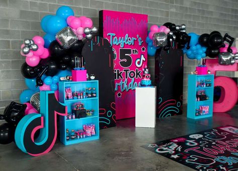 Taylor’s TikTok 5th Birthday | CatchMyParty.com Tik Tok Birthday Party Ideas, Tik Tok Birthday Party, Tik Tok Birthday, Bday Background, Pop Star Party, 13th Birthday Invitations, Dance Party Birthday, Frozen Birthday Theme, Girl Spa Party