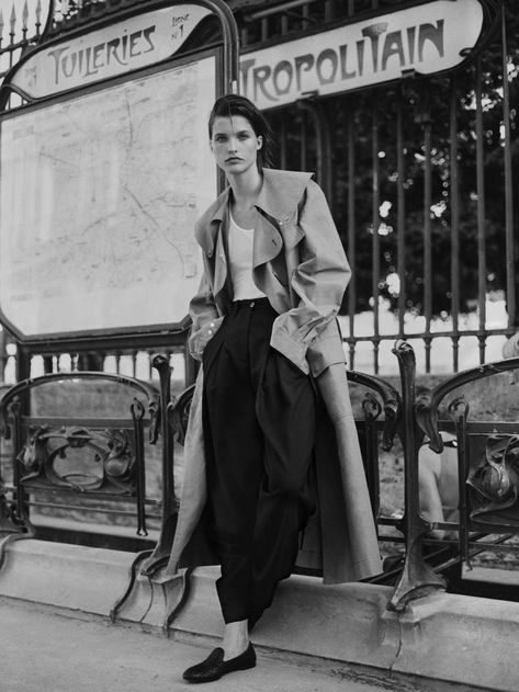 New Season Coats: Modeled By Julia Van Os Street Mode, City Shoot, Editorial Shoot, Street Portrait, Paris Mode, Relaxed Outfit, Paris Street, Street Photo, How To Pose