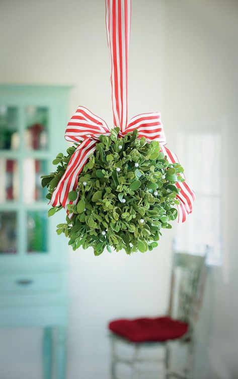 Christmas Ceiling Decorations Ideas, Christmas Ceiling Decorations, Candy Centerpiece, Valentine Door Decorations, Red Gold Christmas, Kissing Ball, Gift Ribbon, Christmas Greenery, Christmas Lanterns