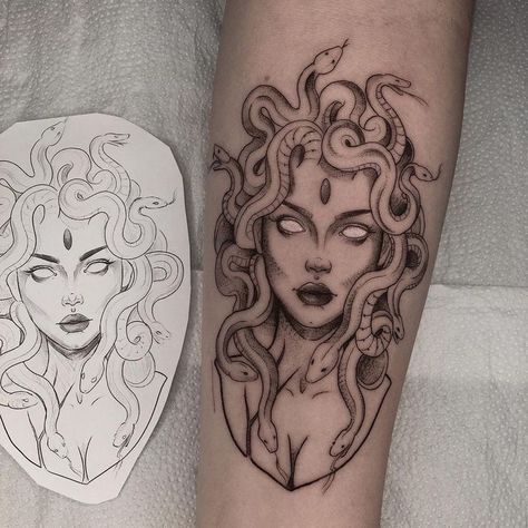 no eyes <3 Tattoo Medusa, Medusa Design, Gotik Tattoo, Medusa Tattoo Design, Ear Tattoo Ideas, Tattoo Zeichnungen, Original Tattoos, Medusa Tattoo, Tatuaje A Color