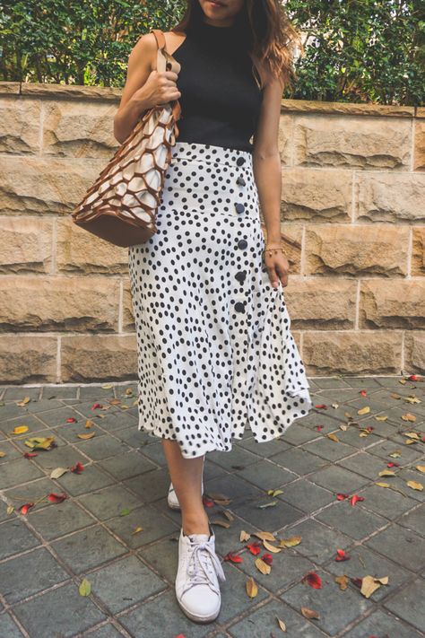 Skirt With White Sneakers, Hijabi Dress Outfits, Black Polka Dot Skirt, Dots Outfit, Dots Fashion, Floral Skirts, Polka Dots Fashion, Polka Dot Skirt, Dot Skirt