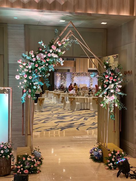 Wedding Hall Background, Wedding Hall Entrance Decorations, Sangeet Entrance, Wedding Gate Decoration, Entry Arch, Entrance Door Decor, Mandir Decoration, Wedding Gate, Paper Chandelier