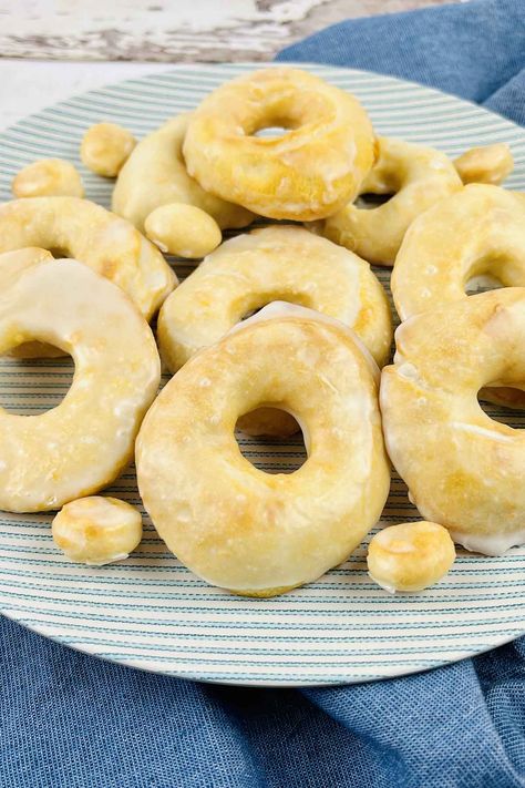 Making air fryer biscuit donuts with canned biscuits is the easiest breakfast to make in the air fryer! You can be enjoy these warm, flaky donuts in about 10 minutes. There's no need to deep fry these donuts in oil, let your air fryer do all the work! Donuts With Biscuit Dough, Air Fryer Donuts Biscuits, Chinese Donuts, Air Fryer Donuts, Easiest Breakfast, Biscuit Donuts, How To Make Scones, Making Donuts, Easy Donuts