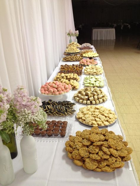 Cookie Table set up Cupcake And Cookie Display Table, Christmas Cookie Table, Cookie Bar Display, Fall Wedding Desserts, Cookie Table Wedding, Cookie Buffet, Fall Party Food, Cookie Display, Dessert Bar Wedding