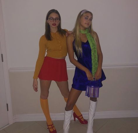 Velma Halloween Costume, Badass Halloween Costumes, Emily Skinner, Daphne Costume, Cute Group Halloween Costumes, Halloween Costumes For Teens Girls, Daphne And Velma, Bff Halloween Costumes, Best Friend Halloween Costumes