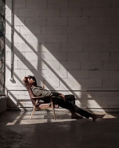 Window Photoshoot Ideas, Industrial Photoshoot Ideas, Loft Photoshoot, Couch Photography, Posing Women, Industrial Studio, Loft Studio, Branding Shoot, Photoshoot Studio