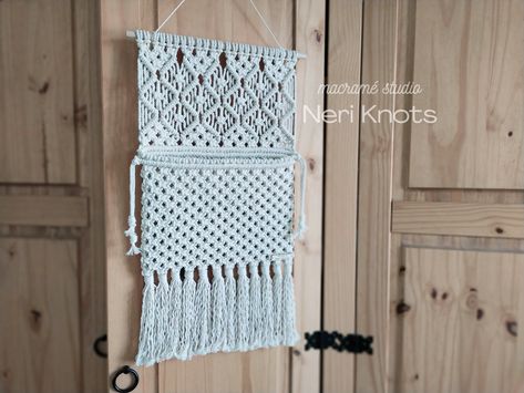 Macrame Pocket Wall Hanging Tutorial, Macrame Pocket Wall Hanging, Macrame Wall Pocket, Macrame Organizer, Macrame Pocket, Macrame Knots Diy, Storing Magazines, Macrame Wall Hanger, Macrame Plant Hanger Tutorial