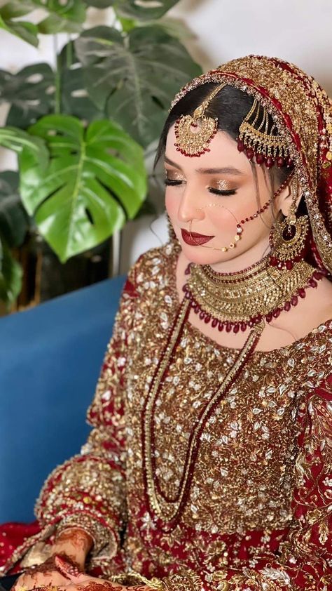 Desi Bride Red, Wedding Ruins, Pakistani Bridal Makeup Red, Baraat Dress, Pakistani Makeup Looks, Pakistani Makeup, Nikah Outfit, Muslim Bridal, Nikah Dress