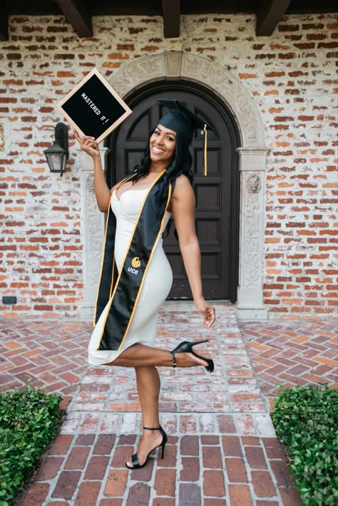 Graduation Poses For Ladies, Master Degree Photoshoot, Masters Degree Photoshoot, Degree Photoshoot, Grad Shoot Ideas, Presentation Outfit, Graduation Shoot Ideas, Grad Photo Poses, Poses Graduation