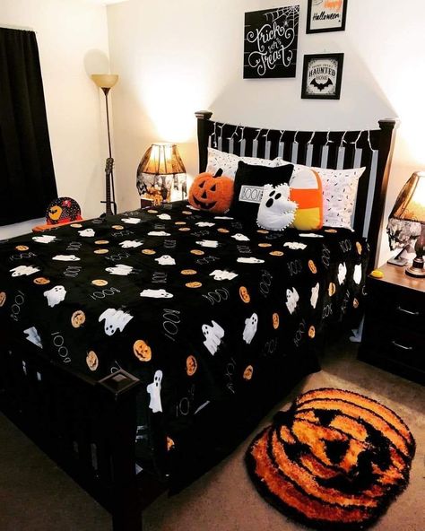 Halloween Bedroom Decor, Fall Room Decor, Fall Bedroom Decor, Halloween Bedroom, Halloween Room, Halloween Room Decor, Holiday Room, Halloween Tattoo, Goth Home Decor