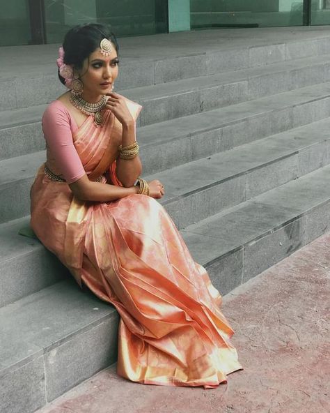 Kanjeevarams In Colours Other Than Red And Gold! Tamil Outfits, South Indian Bride Saree, Kerala Bride, Kerala Wedding, Peach Saree, Bridal Sarees South Indian, Saree Floral, Tamil Wedding, Hindu Bride