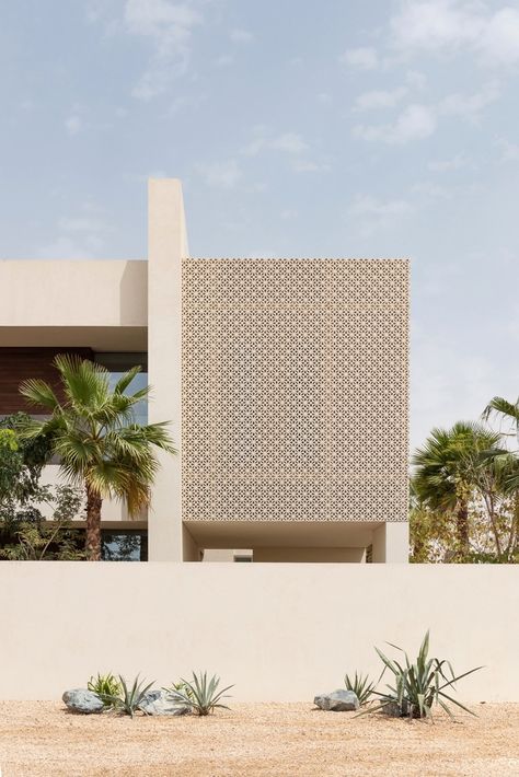 Gallery of Lima Villa / Loci Architecture + Design - 2 Minimal Villa, Villa Facade Design, Beach Architecture, Dubai Houses, Dubai Architecture, Facade Panel, Facade Architecture Design, Minimal Architecture, Fountain Design