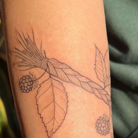 ⟡ jaime ⟡ on Instagram: "sweetgrass + saminbewwies ✨ kukstemc micaella!" Sweetgrass Braid Tattoo, Sweet Grass Tattoo, Sweetgrass Tattoo, Grass Tattoo, Bundle Tattoo, Cat Tat, March 27, Tattoo Inspo, Body Mods