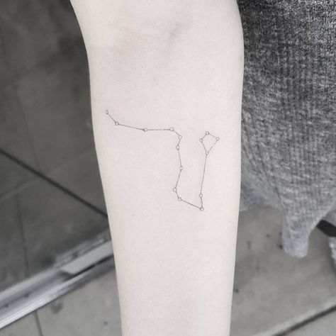 Draco constellation tattoo on the inner forearm. Dragon Constellation, Constellation Draco, Draco Constellation, Astronomy Tattoo, Taurus Constellation Tattoo, Aries Constellation Tattoo, Phönix Tattoo, Diy Tattoo Permanent, Serpent Tattoo