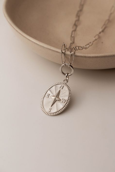 Oval compass pendant on a silver necklace 🧭 Silver Compass Necklace, Mens Silver Chain Necklace, Compass Necklace Silver, Compass Jewelry, Silver Chain For Men, Compass Pendant, Vintage Lovers, Arrow Tattoos, Compass Necklace