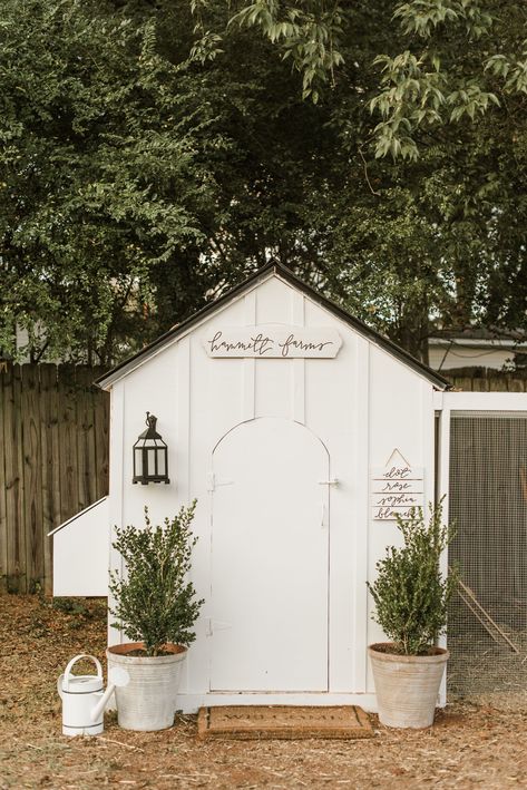 Hammett Farms Chicken Coop - Peaches to Pearls Chicken Coop White, Farmhouse Style Chicken Coop, Chic Chicken Coop, Cute Chicken Coop Ideas, Beautiful Chicken Coop, Full Chicken, Cute Chicken Coops, Farm Chic, Chicken Coop Garden