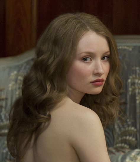 emily browning Actress With Brown Hair, Light Brown Hair Actress, Blond Women Aesthetic, Brown Haired Actresses, Brunette Actresses 20s, Emily Browning Aesthetic, Emily Browning Style, Emily Browning Gif, Emily Willis Aesthetic