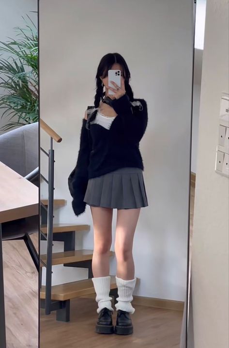 Gray Skirt Outfit Aesthetic, Acubi Skirt Fits, Grey Skirt Outfits, Korean Outfits Skirts, Abg Style Outfit, Grey Skirt Outfit, Grey Mini Skirt Outfit, Korean Skirt Outfits, Gray Skirt Outfit