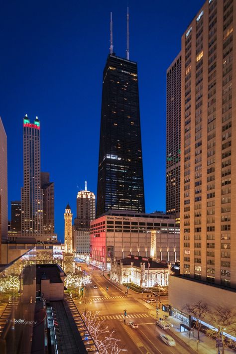 Chicago Michigan Ave, Michigan Avenue Chicago, Chicago Wallpaper, Downtown Pictures, Chicago Aesthetic, Chicago At Night, Michigan Avenue, Chicago City, Chicago Skyline