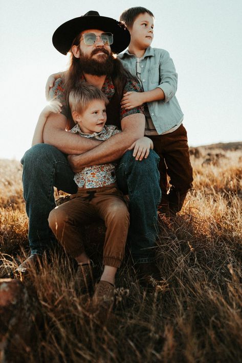 Dad And Kids Aesthetic, Father Sons Photoshoot, Parents And Son Photography, Father And Daughters Photography, Dad And 2 Kids Photoshoot, Father And Daughter Photos, Father’s Day Mini Photoshoot, Father Son Photoshoot Ideas, Dad And Me Photography